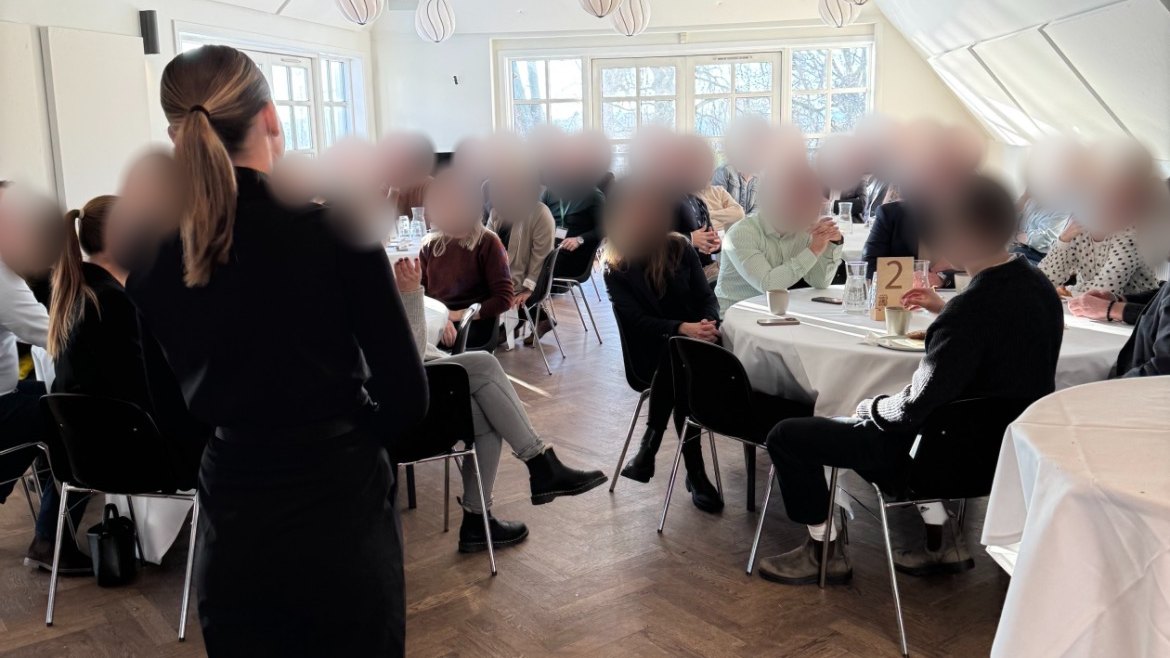 Advokat Rosa Charleman Thomsen holder foredrag for en gruppe. Deltagerne er anonymiseret.