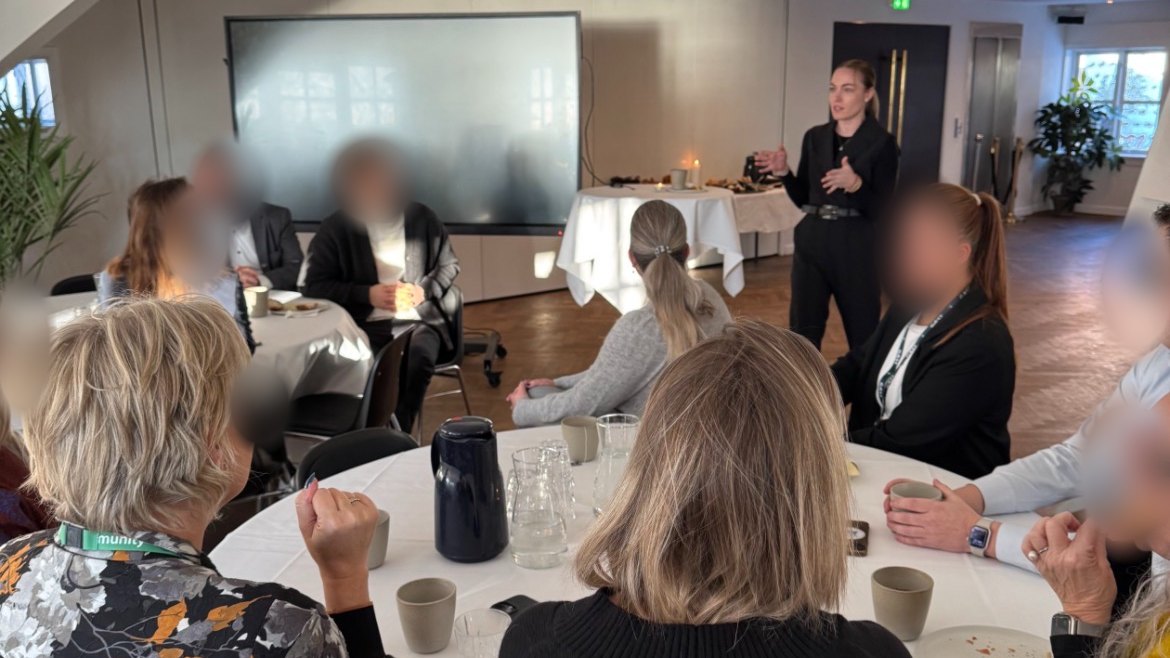 Advokat Rosa Charleman Thomsen holder oplæg for en mindre gruppe ved bordene. Deltagerne er anonymiseret.